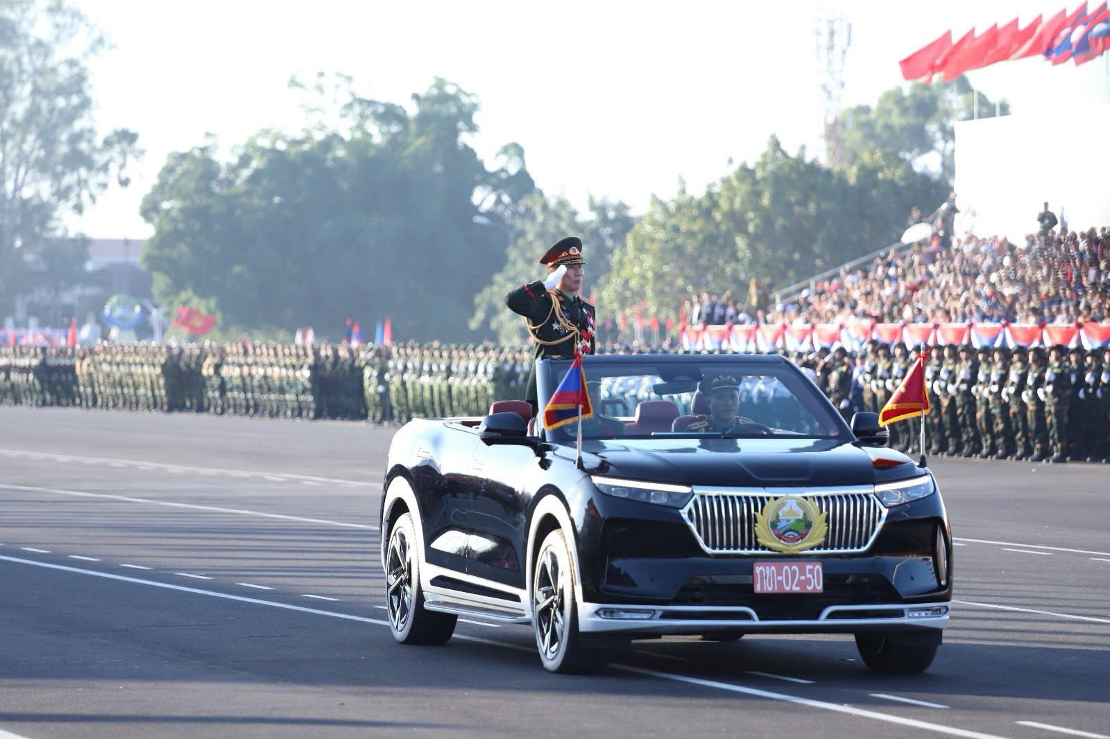 Kiều bào Việt tại Vientiane: Xúc động khi xe điện “make in Vietnam” nổi bật tại lễ diễu binh, diễu hành mừng Quốc khánh Lào
