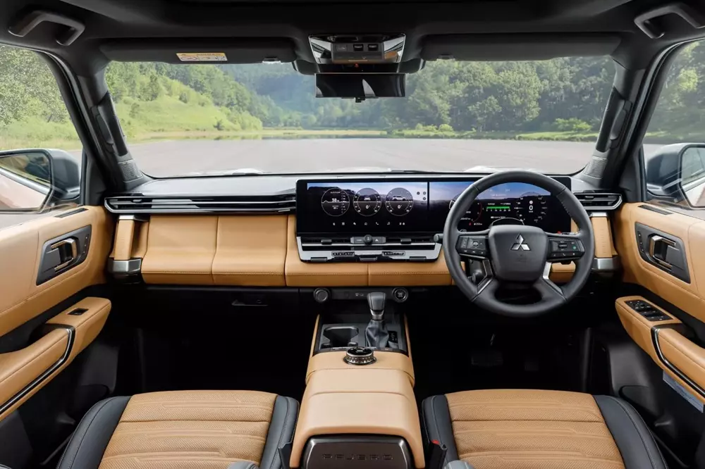 mitsubishi-pajero-2027-5-f487 Khoang lái của Mitsubishi Pajero 2027 bản cao cấp nhất